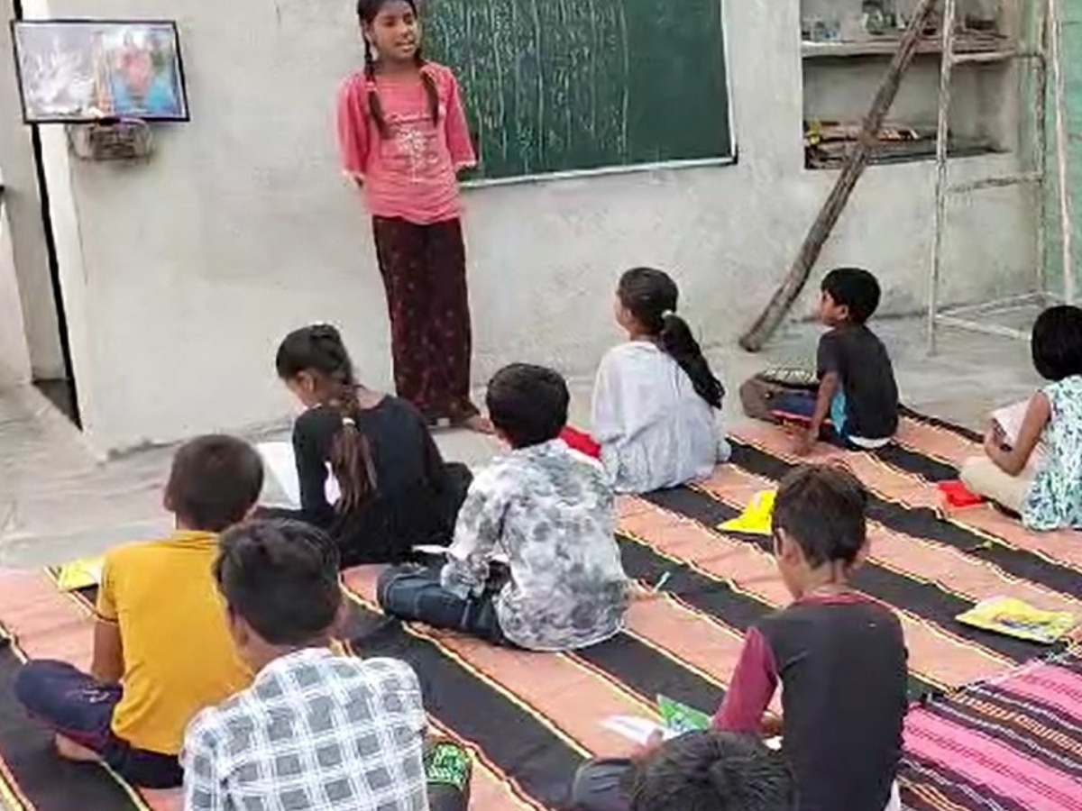 Jhalwar News: सरकारी स्कूल के शिक्षकों पर छात्रों ने लगाए गंभीर आरोप, 'वंदे मातरम' बोलने से किया मना