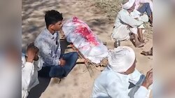 अंतिम संस्कार के इंतजार में घंटों रास्ते में रखा रहा शव, शमशान भूमि को लेकर है विवाद