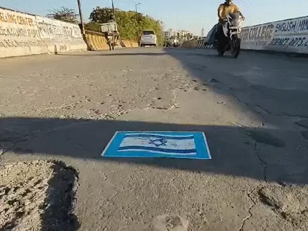 Aligarh में सड़क पर बनाया इजराइल का झंडा, पुलिस कर रही आरोपी की तलाश