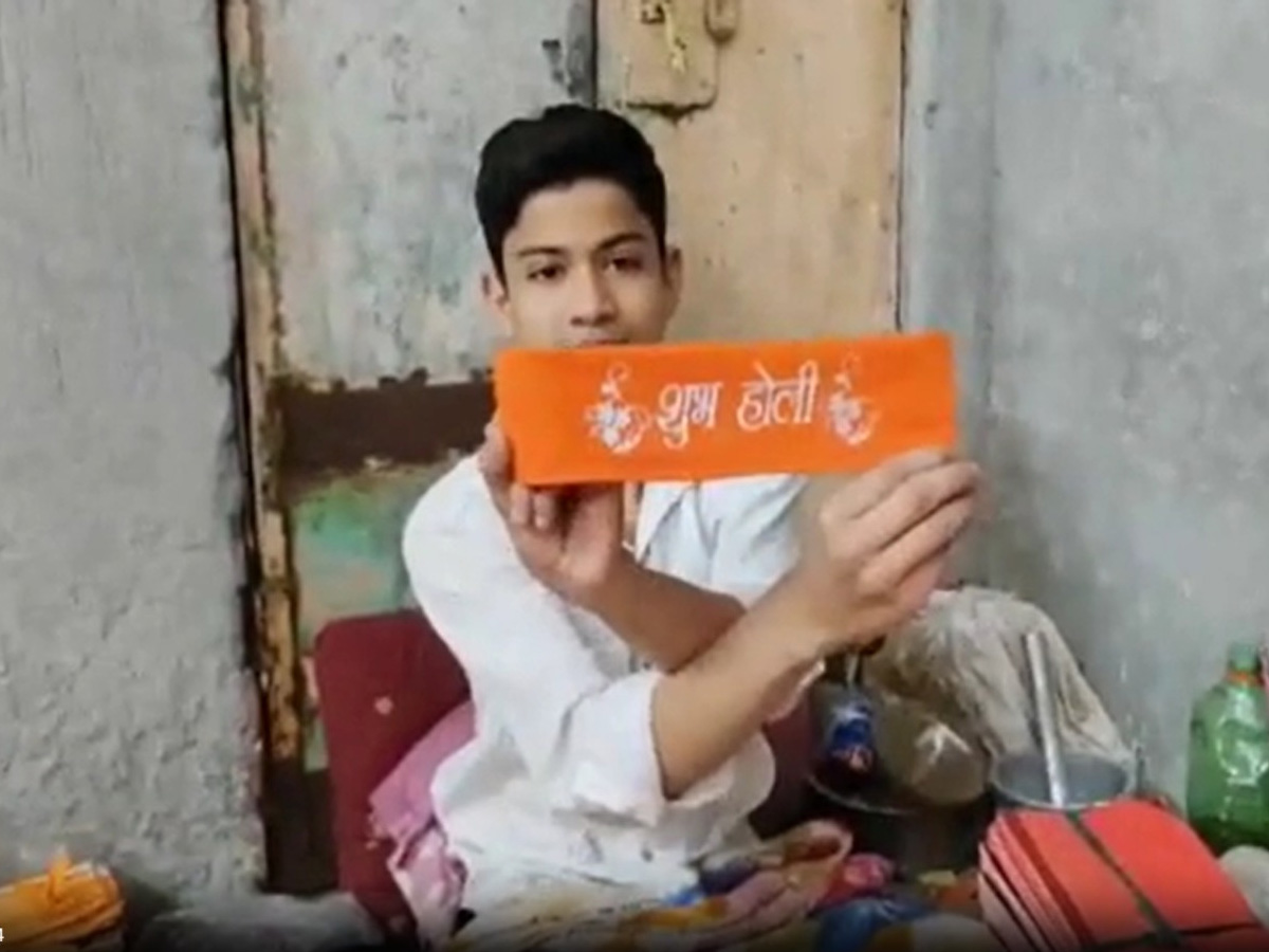 Amroha का यह परिवार होली पर हिंदू भाईयों के लिए बनाता है टोपी, हो रही खूब तारीफ Amroha का यह परिवार होली पर हिंदू भाईयों के लिए बनाता है टोपी, हो रही खूब तारीफ