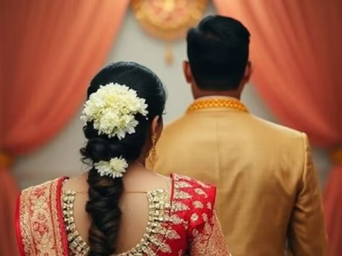 एक कुत्ते की वजह से नहीं पहुंचे बाराती, मंडप में बैठे रहे दुल्हा-दुल्हन, बीच रास्ते...