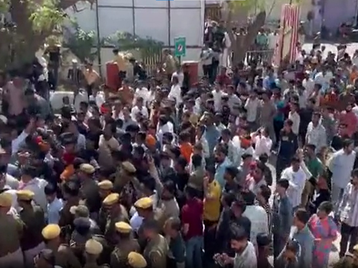 Rajasthan News: टोंक में गाय का कटा सिर मिलने से बवाल, पुलिस से भिड़े हिंदू संगठन और गौ सेवक Rajasthan News: टोंक में गाय का कटा सिर मिलने से बवाल, पुलिस से भिड़े हिंदू संगठन और गौ सेवक