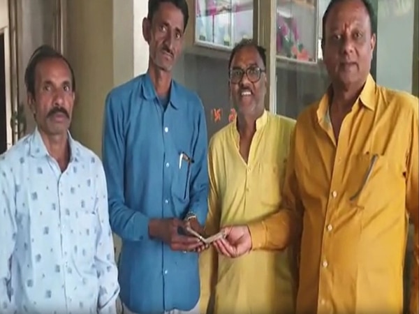 MP: रातभर सो नहीं पाया मुस्लिम किसान, सुबह होते लौटाने पहुंचा पैसा; ईमानदारी का कायल हुआ व्यापारी