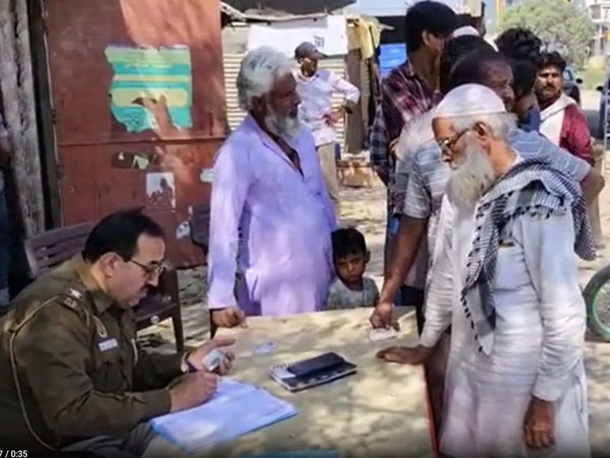 शाहीनबाग़ में मुसलमानों के दस्तावेज़ खंगाल रही दिल्ली पुलिस; निशाने पर हैं ये बाहरी लोग! शाहीनबाग़ में मुसलमानों के दस्तावेज़ खंगाल रही दिल्ली पुलिस; निशाने पर हैं ये बाहरी लोग!