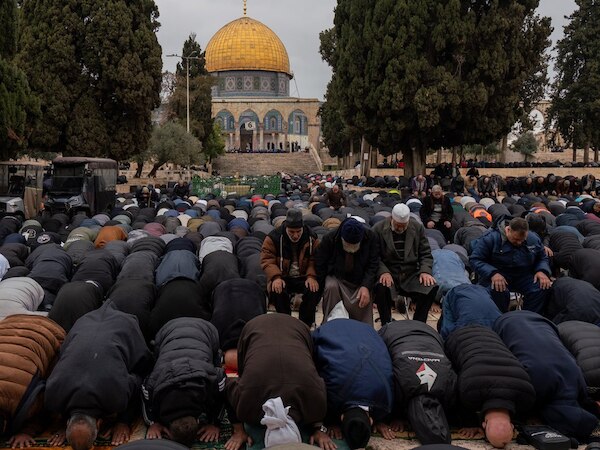 Al Aqsa में जुमा की नमाज पढ़ने के लिए उमड़ा हुजूम, 90 हजार लोगों ने की शिरकत