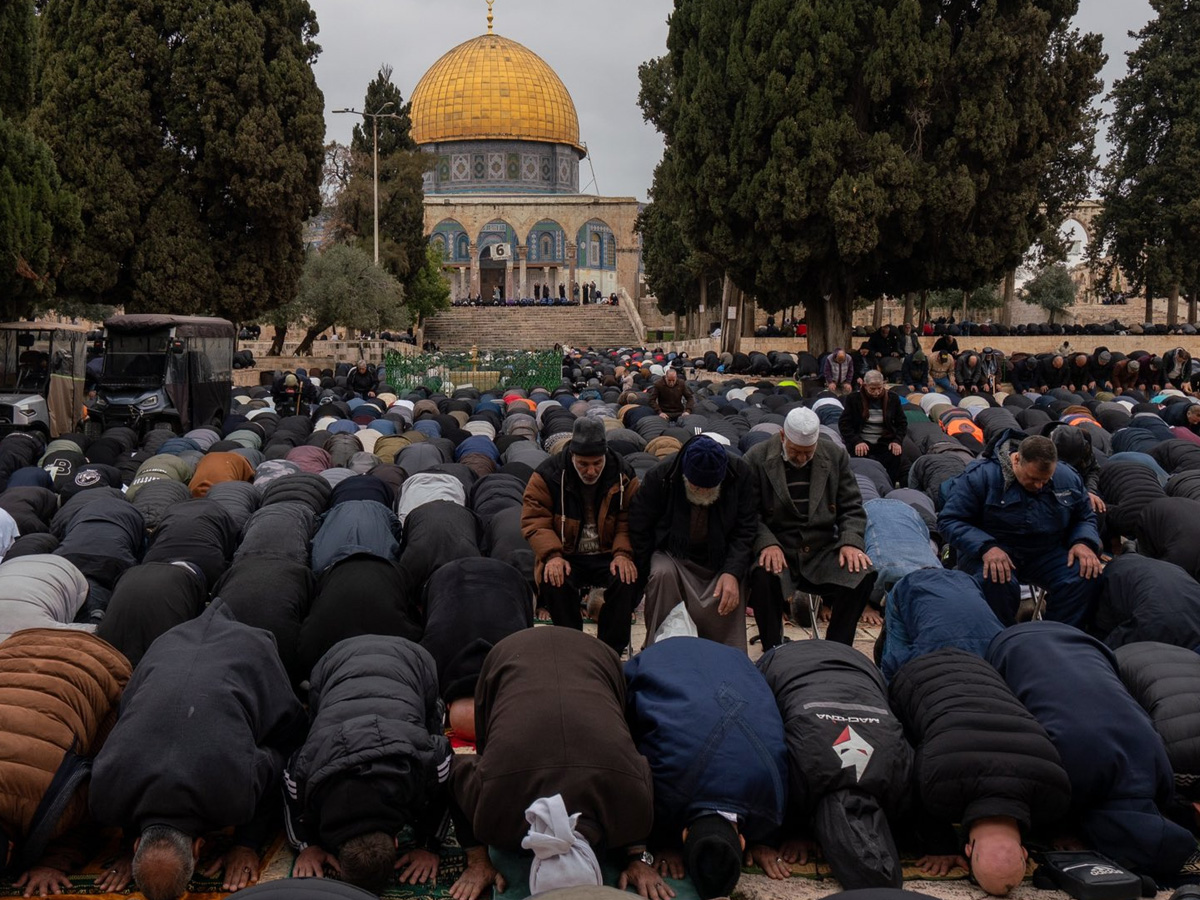 Al Aqsa में जुमा की नमाज पढ़ने के लिए उमड़ा हुजूम, 90 हजार लोगों ने की शिरकत Al Aqsa में जुमा की नमाज पढ़ने के लिए उमड़ा हुजूम, 90 हजार लोगों ने की शिरकत