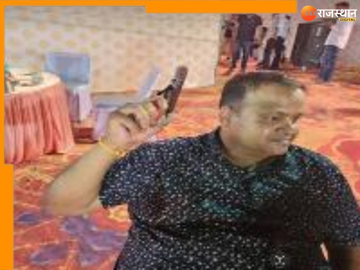 Rajsamand News: समारोह में पिस्टल दिखाकर मारा टशन, तस्वीरें वायरल, अब पुलिस के निशाने पर Rajsamand News: समारोह में पिस्टल दिखाकर मारा टशन, तस्वीरें वायरल, अब पुलिस के निशाने पर