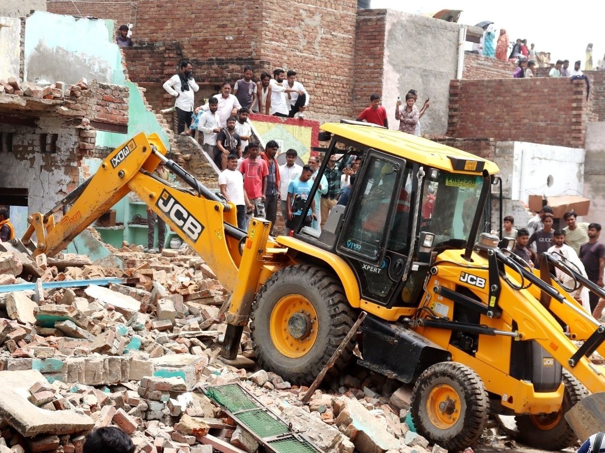 Bulldozer Action: गुरुग्राम में अवैध निर्माण पर चला बुलडोजर, 2 इलाकों ...