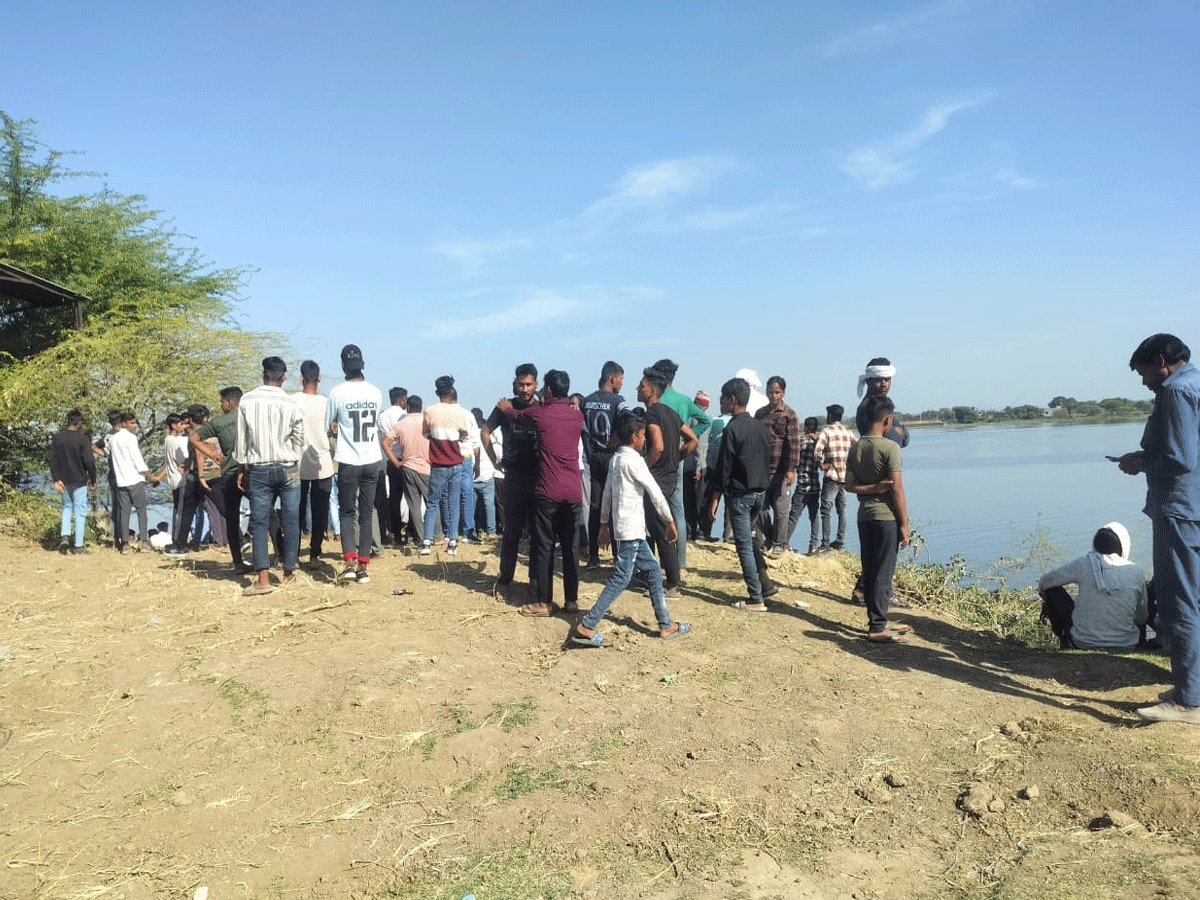 Ajmer News: अजमेर बनास नदी में पलटी नाव, डूबे 5 युवक 