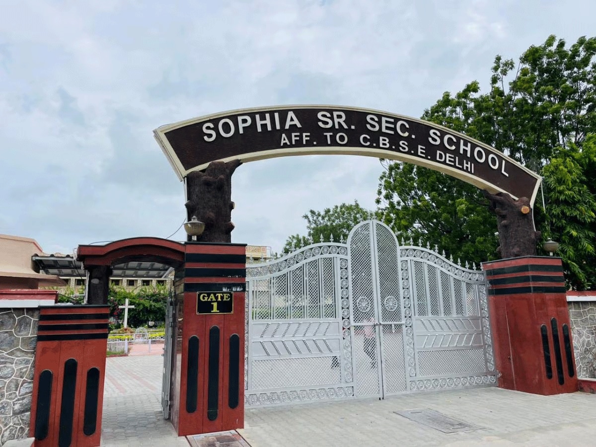 Sophia School Controversy: सोफिया स्कूल का तुगलकी फरमान! होली पर लगाया रंग तो नहीं देने दी जाएगी परीक्षा  