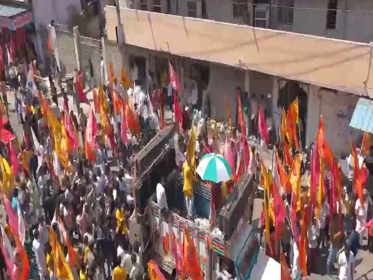 Khatu shyam Ji: रामगंज मंडी में श्याम प्रेमी 11000 निशान लेकर निकले, रथ में दिखें खाटू श्याम जी  