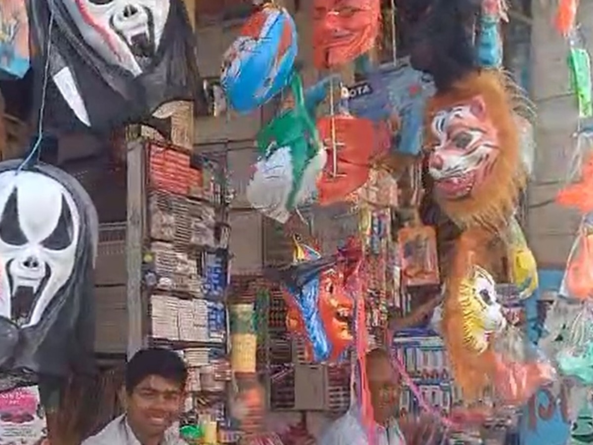 Dholpur News: बाजारों में दिखी होली की रौनक, रंगबिरंगी पिचकारियों से सजी दुकानें