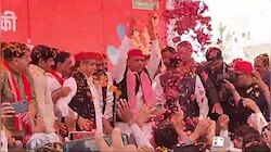 अखिलेश ने सैफई में खेली फूलों की होली, रामगोपाल-शिवपाल समेत एकजुट दिखा पूरा यादव परिवार