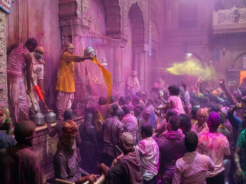 नीला-पीला हरा गुलाबी रंग... 
