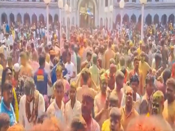 Barabanki: जय श्री राम के नारों से गूंज उठा दरगाह, मुसलमानों ने जमकर खेली होली; खूब उड़ाए गुलाल