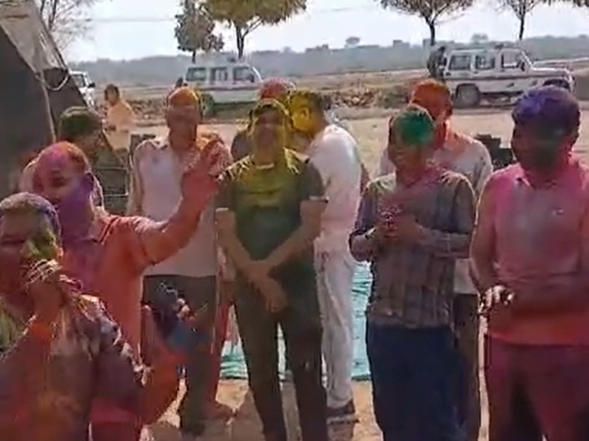 Jodhpur News: पुलिस लाइन में मनाई गई होली, डीजे की धुन पर जमकर थिरके पुलिस अधिकारी Jodhpur News: पुलिस लाइन में मनाई गई होली, डीजे की धुन पर जमकर थिरके पुलिस अधिकारी