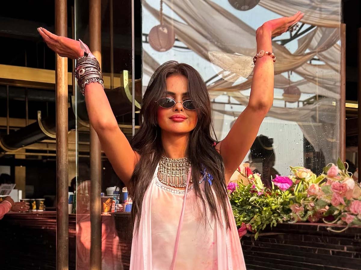 व्हाइट आउटफिट में प्रियंका चाहर चौधरी लगीं कमाल