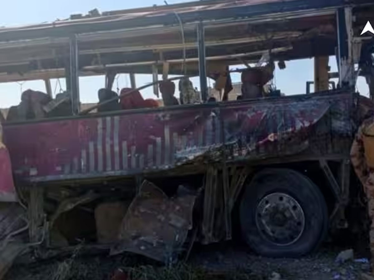 Pakistan: बलूचिस्तान में BLA लड़ाकों ने सेना के काफिले पर हमला किया, 90 की मौत Pakistan: बलूचिस्तान में BLA लड़ाकों ने सेना के काफिले पर हमला किया, 90 की मौत