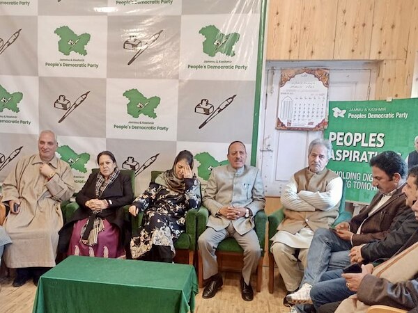 महबूबा मुफ्ती की मौजूदगी में PDP के बागी नेताओं ने फिर से थामा पार्टी का दामन