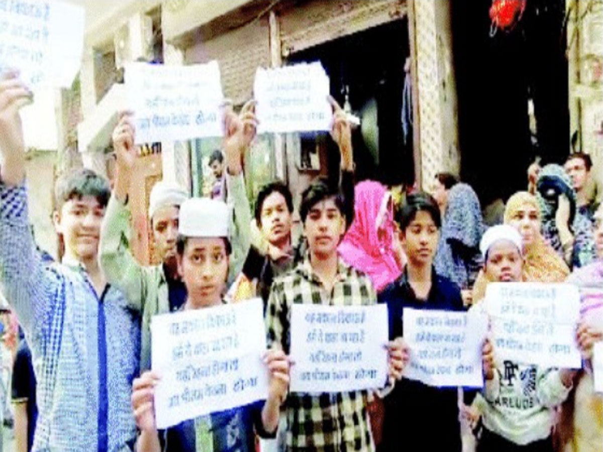 Delhi: पार्षद के पति ने मुसलमानों को दी धमकी, कहा- यहां रहना है तो जय श्री राम कहना होगा Delhi: पार्षद के पति ने मुसलमानों को दी धमकी, कहा- यहां रहना है तो जय श्री राम कहना होगा