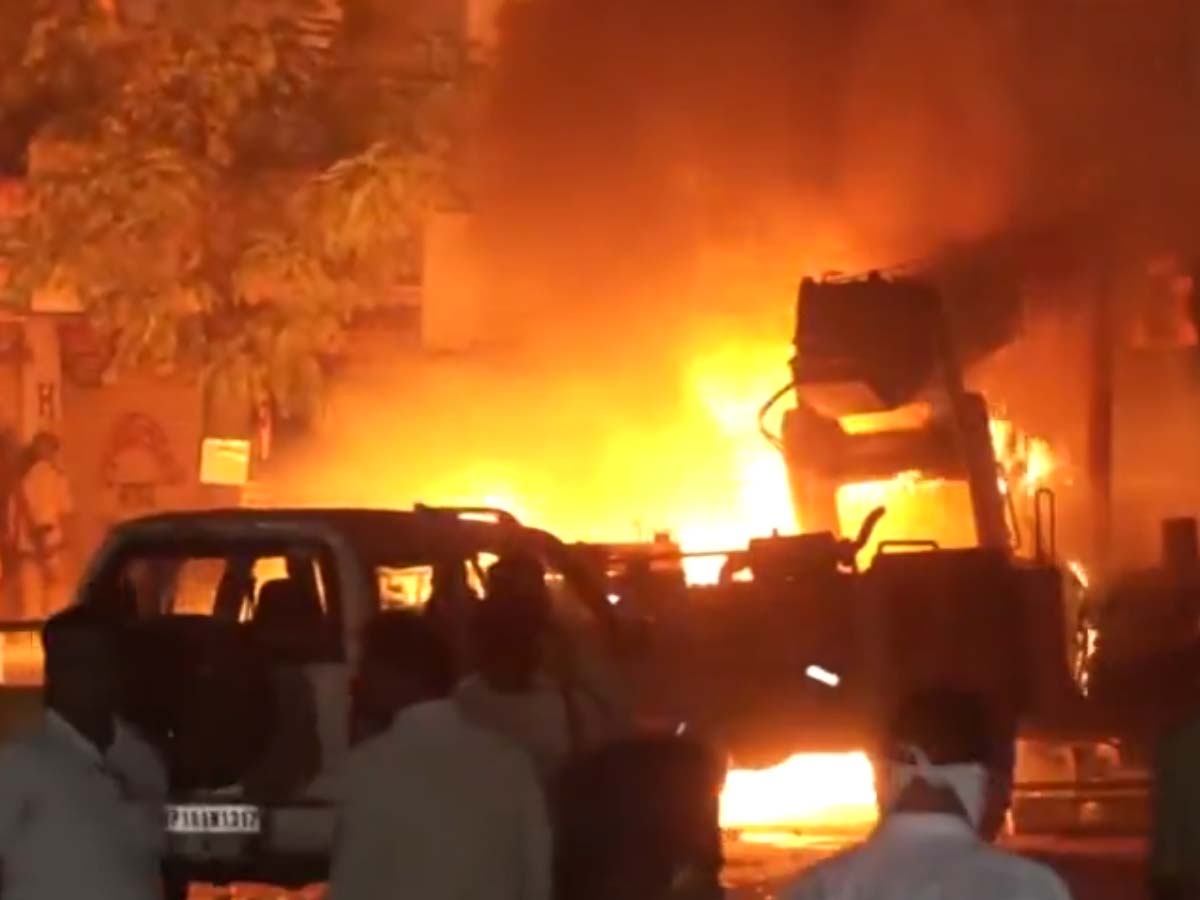 Nagpur Violence: नागपुर में धधक उठी औरंगज़ेब के नाम पर सुलगाई जा रही भट्ठी; लोगों से शान्ति की अपील Nagpur Violence: नागपुर में धधक उठी औरंगज़ेब के नाम पर सुलगाई जा रही भट्ठी; लोगों से शान्ति की अपील