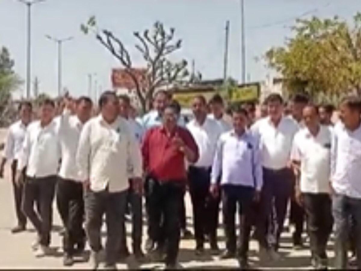 Nagaur News: वकीलों का पुलिस के खिलाफ विरोध, मारपीट के बाद राजस्थान में हड़ताल, पुलिस कर्मियों के निलंबन की मांग पर अडिग Nagaur News: वकीलों का पुलिस के खिलाफ विरोध, मारपीट के बाद राजस्थान में हड़ताल, पुलिस कर्मियों के निलंबन की मांग पर अडिग