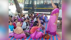Dungarpur News: आंगनबाड़ी महिला कर्मचारी संघ का कलेक्ट्रेट पर प्रदर्शन