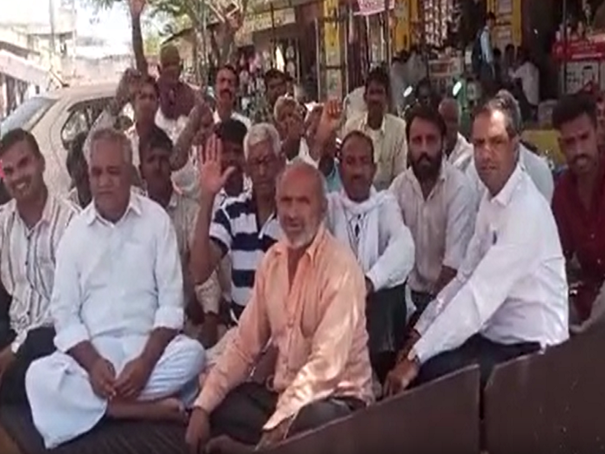 Rajasthan News: रोजदा में पिछले 253 दिनों से धरने पर बैठे ग्रामीण, अधिकारी नहीं ले रहे सुध Rajasthan News: रोजदा में पिछले 253 दिनों से धरने पर बैठे ग्रामीण, अधिकारी नहीं ले रहे सुध