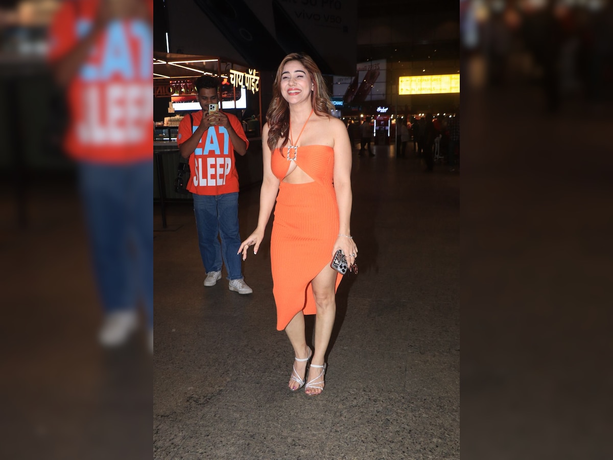 हाई थाई स्लिट ड्रेस में गिरा रहीं बिजलियां