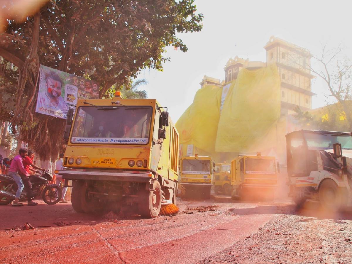 सफाई में जुटे इंदौर नगर निगम के कर्मचारी