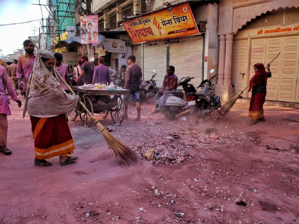 25 हजार किलो गुलाल था