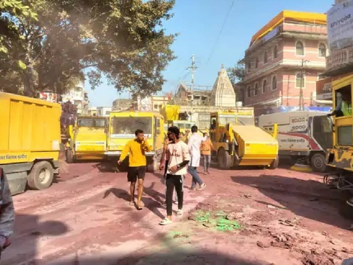 सड़कों को धोया गया