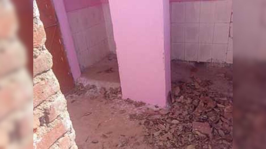 Pratapgarh News: राजकीय उच्च माध्यमिक विद्यालय में शौचालय निर्माण अधूरा, विद्यार्थियों को हो रही परेशानी