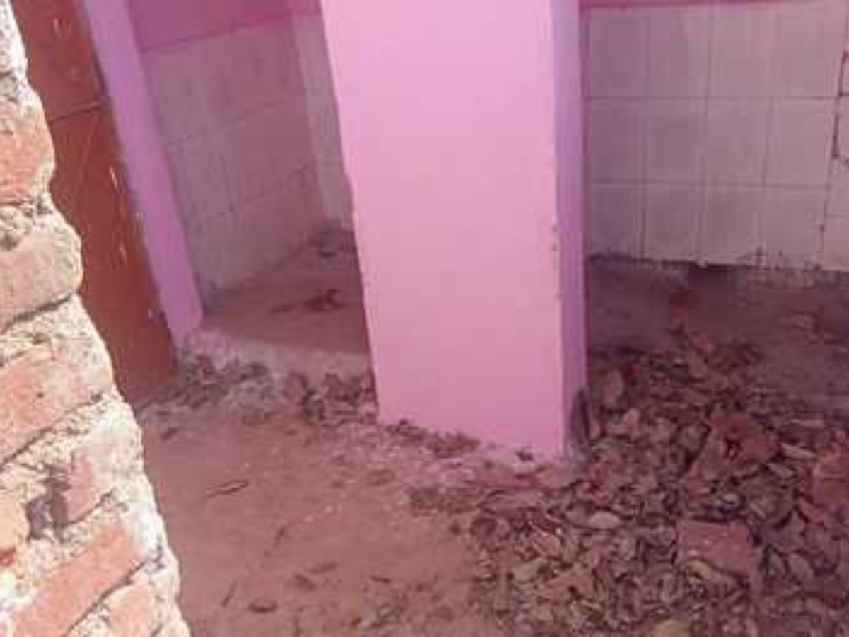 Pratapgarh News: राजकीय उच्च माध्यमिक विद्यालय में शौचालय निर्माण अधूरा, विद्यार्थियों को हो रही परेशानी Pratapgarh News: राजकीय उच्च माध्यमिक विद्यालय में शौचालय निर्माण अधूरा, विद्यार्थियों को हो रही परेशानी