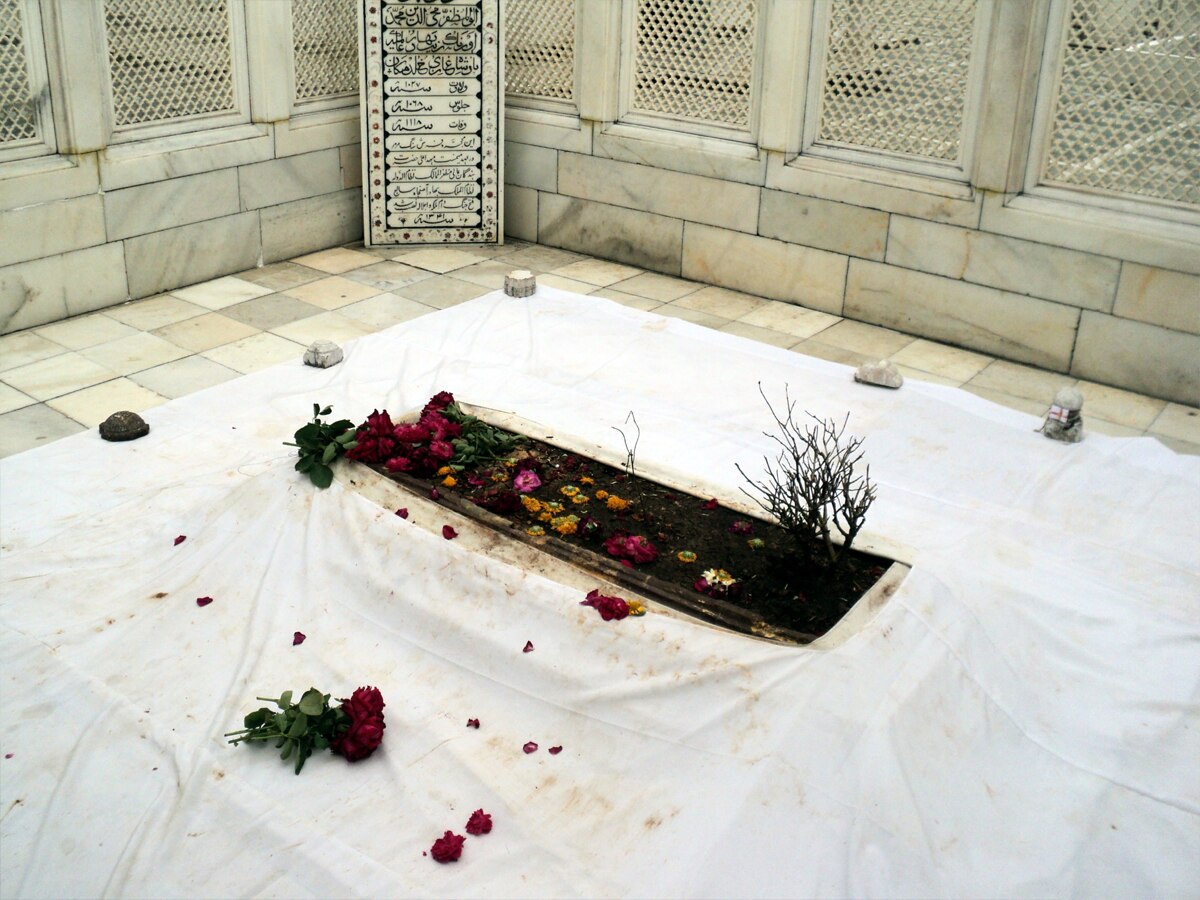 Aurangzeb Tomb: महाराष्ट्र में औरंगजेब की कब्र पर विवाद गहराया, उद्धव की शिवसेना ने केंद्र से रख दी ये मांग