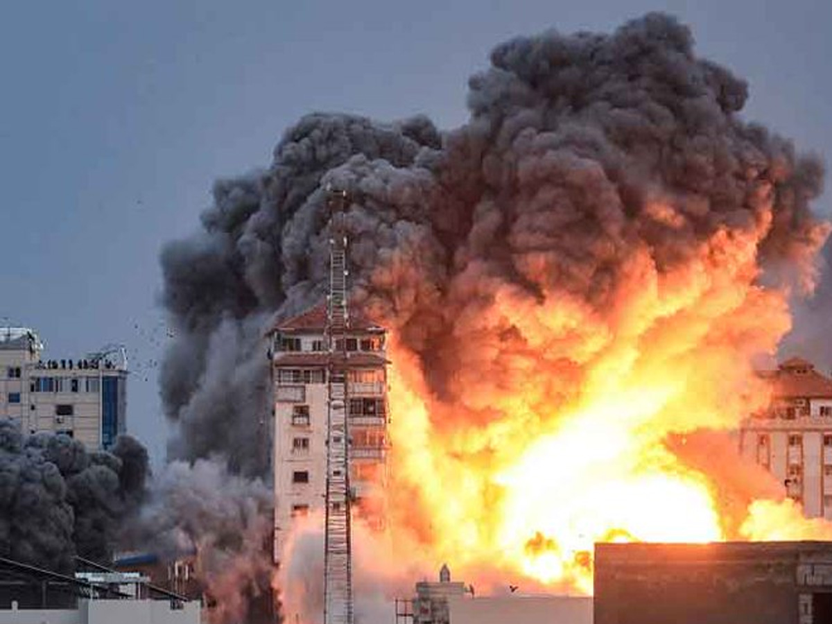 Gaza Latest News: इजराइल ने फिर किया एयरस्ट्राइक, 6 बिल्डिंग तबाह, दर्जनों घायल और 16 की मौत Gaza Latest News: इजराइल ने फिर किया एयरस्ट्राइक, 6 बिल्डिंग तबाह, दर्जनों घायल और 16 की मौत