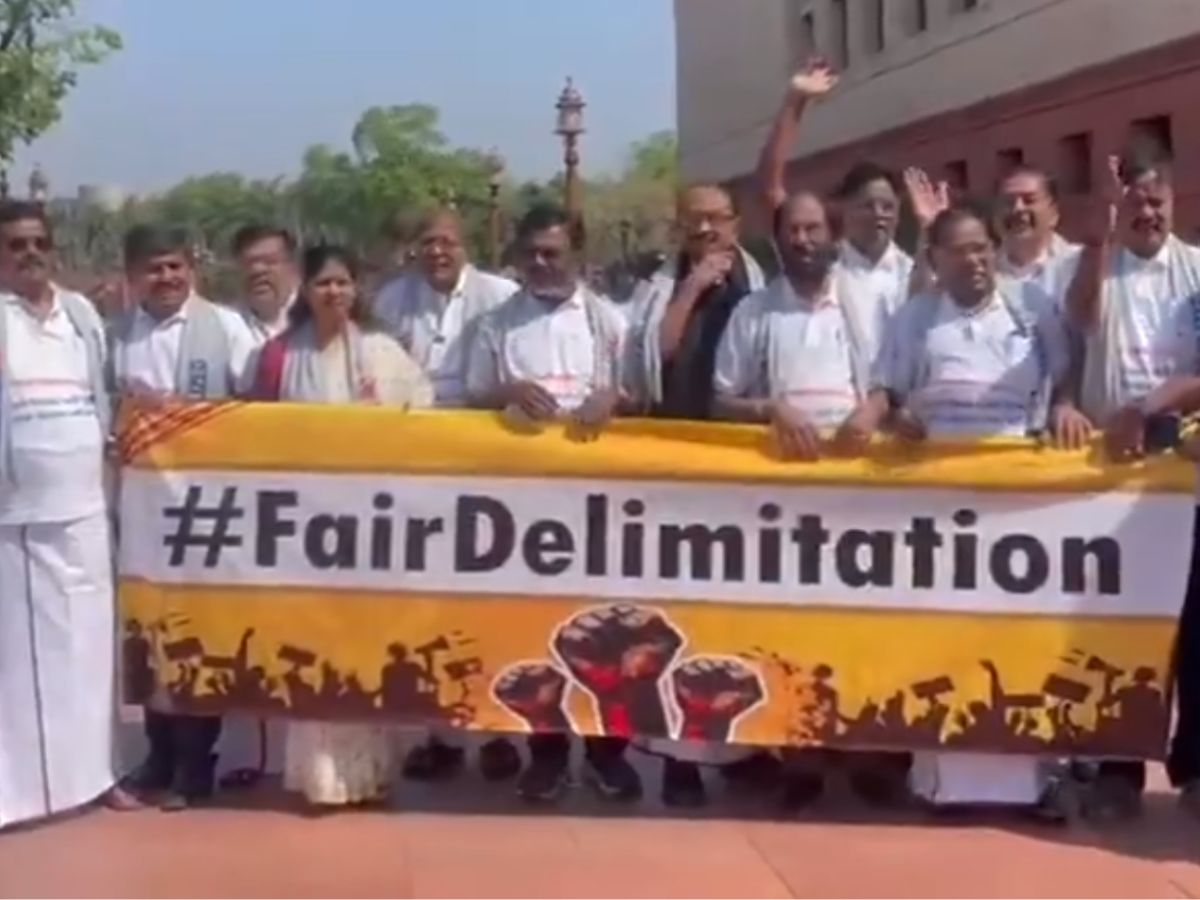 Loksabha: ଟି-ସାର୍ଟକୁ ନେଇ ସଂସଦରେ ହଟ୍ଟଗୋଳ, ପ୍ରଶ୍ନୋତ୍ତର କାଳ ବାତିଲ Loksabha: ଟି-ସାର୍ଟକୁ ନେଇ ସଂସଦରେ ହଟ୍ଟଗୋଳ, ପ୍ରଶ୍ନୋତ୍ତର କାଳ ବାତିଲ