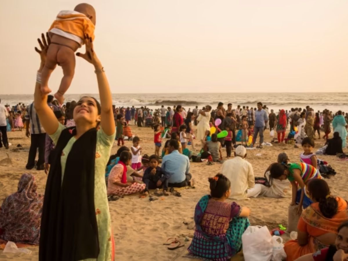 अमेरिका के लोगों की खुशी को लगी नजर, इस रिपोर्ट में US को तगड़ा झटका...देखें भारत का हाल