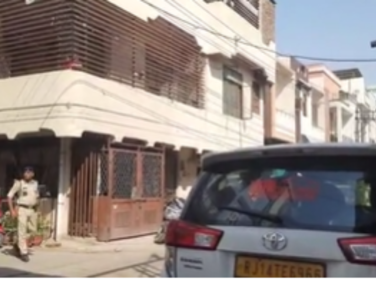Kota ED Raid: कोटा में ED की बड़ी कार्रवाई, कबाड़ व्यापारी के घर चल रही छापेमारी Kota ED Raid: कोटा में ED की बड़ी कार्रवाई, कबाड़ व्यापारी के घर चल रही छापेमारी