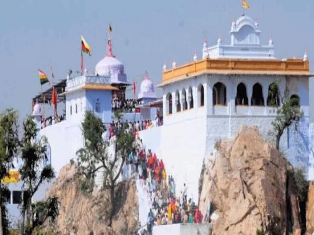 राजस्थान में यहां है शीतला माता का मंदिर, जहां की पहाड़ी के हर पत्थर में बसी हैं मां 