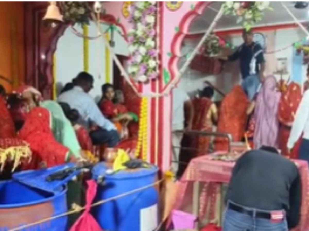 Pratapgarh News: शीतला सप्तमी पर मंदिरों में उमड़ा भक्तों का सैलाब, माता को लगाया ठंडे खाने का भोग Pratapgarh News: शीतला सप्तमी पर मंदिरों में उमड़ा भक्तों का सैलाब, माता को लगाया ठंडे खाने का भोग