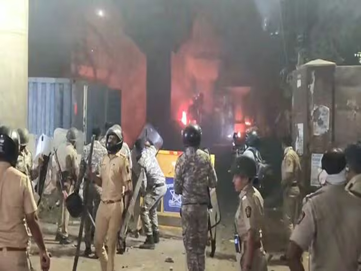 Nagpur Violence: जुमा के मद्देनजर सिक्योरिटी टाइट, कई इलाकों में कर्फ्यू में राहत Nagpur Violence: जुमा के मद्देनजर सिक्योरिटी टाइट, कई इलाकों में कर्फ्यू में राहत