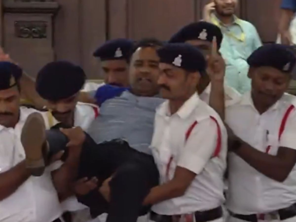 BJP MLA Suspended: କର୍ଣ୍ଣାଟକ ବିଧାନସଭାରେ ବିଶୃଙ୍ଖଳା, ୬ମାସ ଯାଏଁ ନିଲମ୍ୱିତ ହେଲେ ୧୮ ବିଧାୟକ BJP MLA Suspended: କର୍ଣ୍ଣାଟକ ବିଧାନସଭାରେ ବିଶୃଙ୍ଖଳା, ୬ମାସ ଯାଏଁ ନିଲମ୍ୱିତ ହେଲେ ୧୮ ବିଧାୟକ