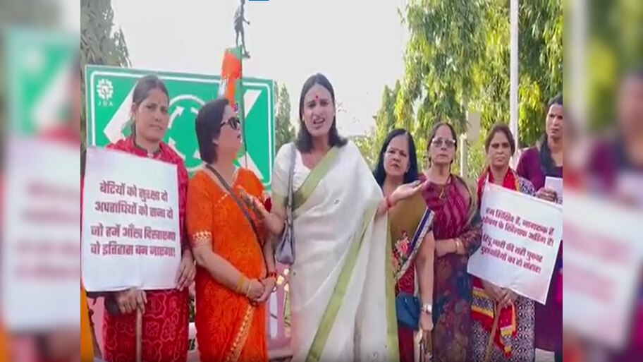 Rajasthan News: थम नहीं रहा महिला पॉलिटेक्निक कॉलेज में छात्रों से देह शोषण का मामला, पूर्व प्रिंसिपल की फांसी की मांग तेज