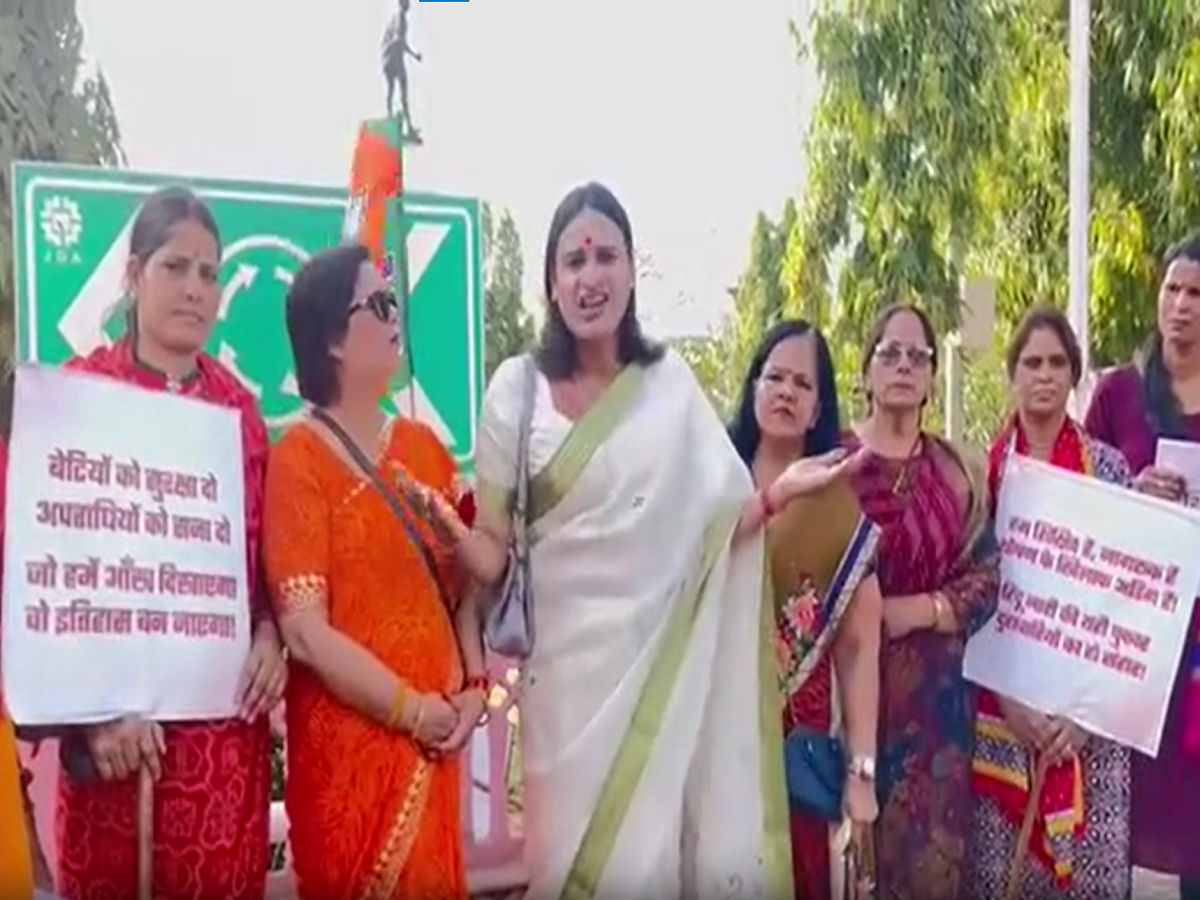 Rajasthan News: थम नहीं रहा महिला पॉलिटेक्निक कॉलेज में छात्रों से देह शोषण का मामला, पूर्व प्रिंसिपल की फांसी की मांग तेज Rajasthan News: थम नहीं रहा महिला पॉलिटेक्निक कॉलेज में छात्रों से देह शोषण का मामला, पूर्व प्रिंसिपल की फांसी की मांग तेज