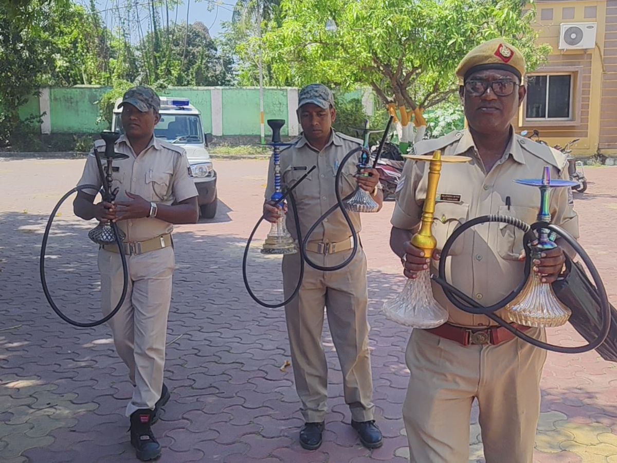Odisha News: ହୁକ୍କା ବିକ୍ରି କରୁଥିବା ୭ ରେଷ୍ଟୁରାଣ୍ଟ ଓ ବାର୍ରେ ଚଢଉ: ୪୭ ମେସିନ ; ଧୂଆଁପତ୍ର ଜବତ Odisha News: ହୁକ୍କା ବିକ୍ରି କରୁଥିବା ୭ ରେଷ୍ଟୁରାଣ୍ଟ ଓ ବାର୍ରେ ଚଢଉ: ୪୭ ମେସିନ ; ଧୂଆଁପତ୍ର ଜବତ