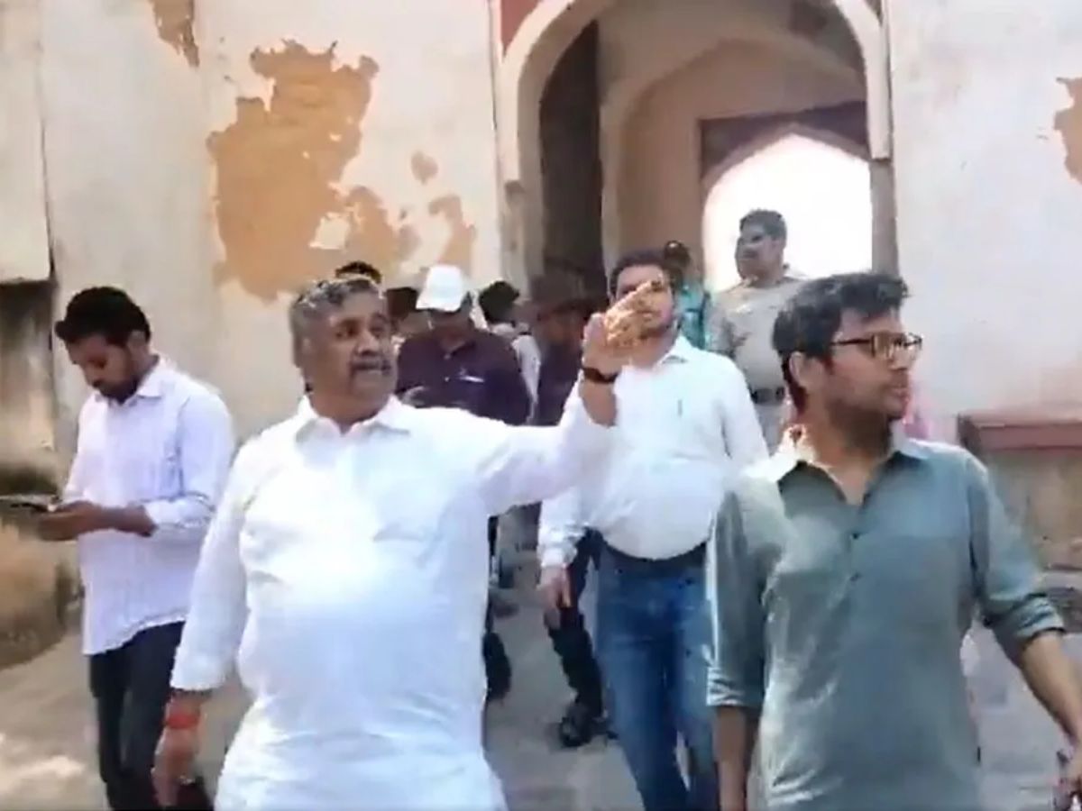 Aurangzeb Controversy: ଔରଙ୍ଗଜେବଙ୍କ ସମାଧିକୁ ନେଇ ବିବାଦ ମଧ୍ୟରେ ହୁମାୟୁଁଙ୍କ ସମାଧି ସ୍ଥଳ ବୁଲିଲେ ବିଶ୍ୱ ହିନ୍ଦୁ ପରିଷଦର ସଦସ୍ୟ Aurangzeb Controversy: ଔରଙ୍ଗଜେବଙ୍କ ସମାଧିକୁ ନେଇ ବିବାଦ ମଧ୍ୟରେ ହୁମାୟୁଁଙ୍କ ସମାଧି ସ୍ଥଳ ବୁଲିଲେ ବିଶ୍ୱ ହିନ୍ଦୁ ପରିଷଦର ସଦସ୍ୟ