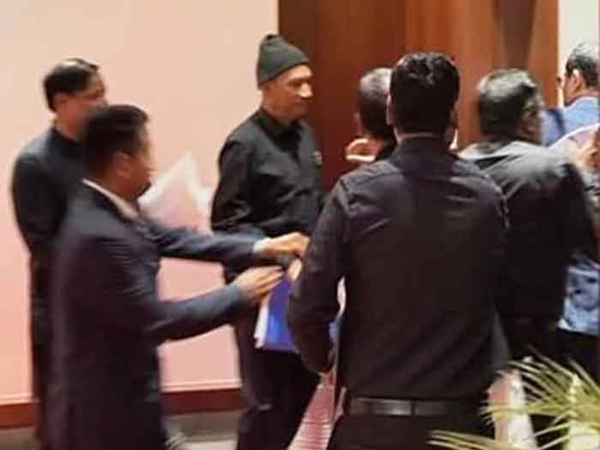 असम में सियासी घमासान, कांग्रेस विधायक नूरुल हुदा पर विधानसभा उपाध्यक्ष से हाथापाई का आरोप असम में सियासी घमासान, कांग्रेस विधायक नूरुल हुदा पर विधानसभा उपाध्यक्ष से हाथापाई का आरोप