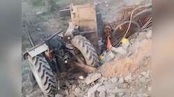 Sikar News: नीमकाथाना में टैक्टर ट्रॉली पलट कर खाई में गिरी, JCB से निकाले मजदूर 