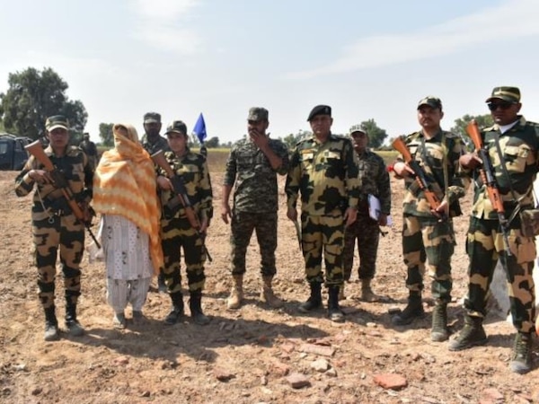 पाकिस्तानी महिला हुमारा के साथ BSF के जवान